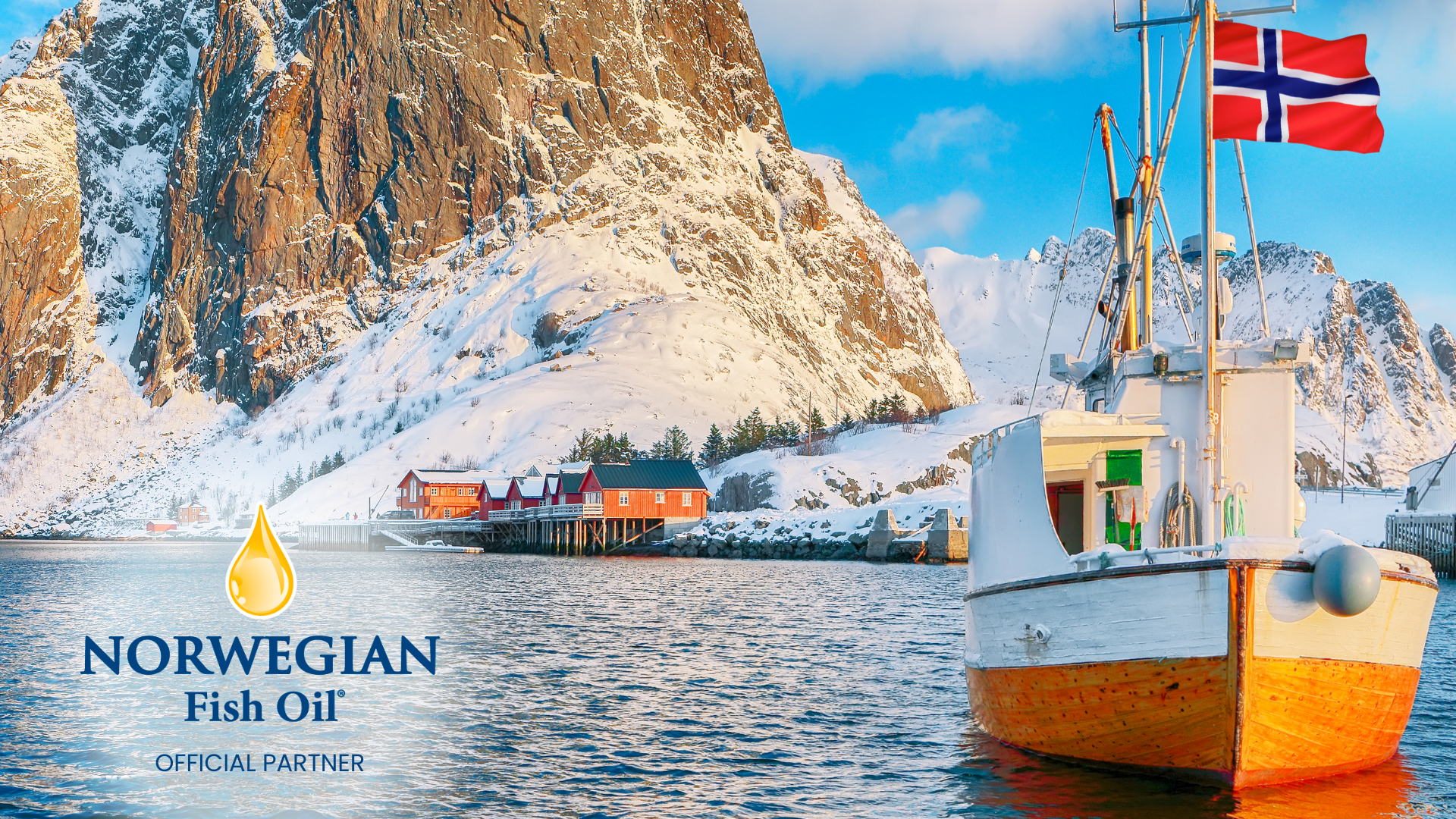 Fischerboot im norwegischen Fjord vor schneebedeckten Bergen mit norwegischer Flagge, Symbol für reine Omega-3-Qualität und nachhaltige Fischölproduktion aus Norwegen