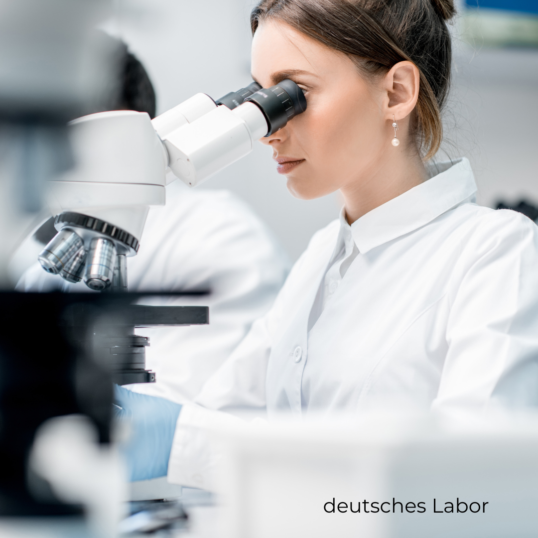 Qualitätsprüfung in deutschem Labor: Wissenschaftlerin analysiert Proben unter dem Mikroskop. Höchste Standards für geprüfte Sicherheit und Reinheit von Produkten.